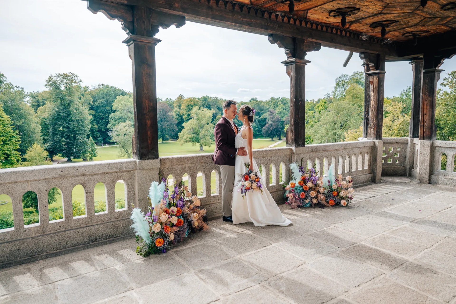 Newlyweds on the Rejt Palace loggia